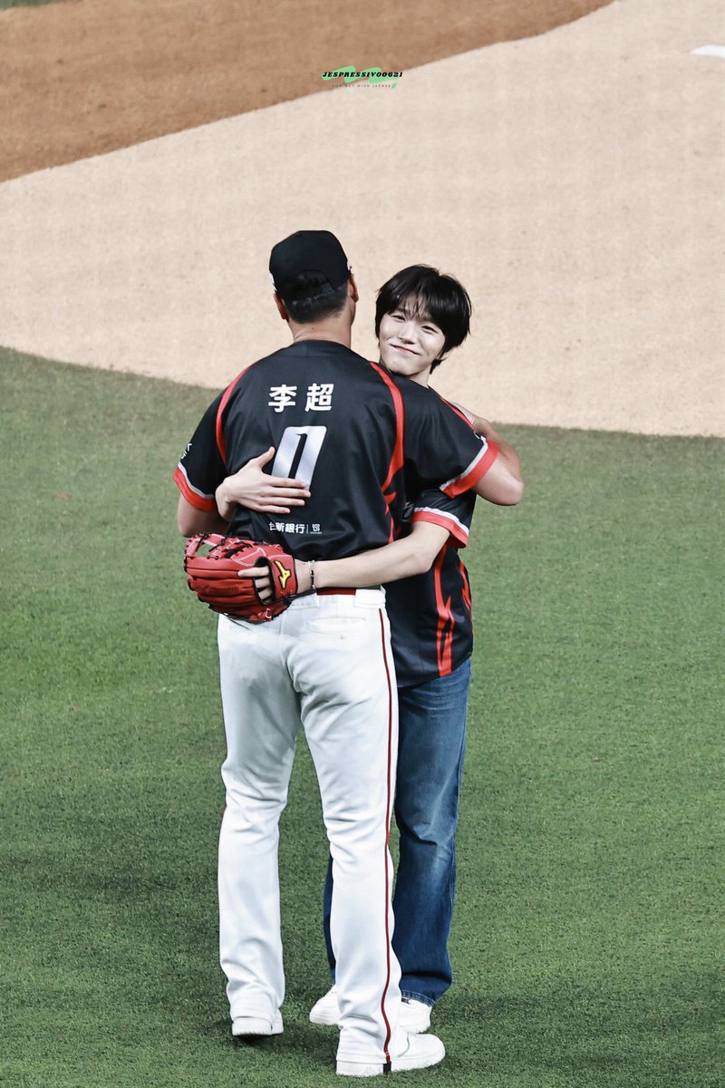 jehiu95670's tweet photo. Pemain Li Chao meninggalkan komentar di akun penggemar Jaehee pada video First Pitch yang diunggah hari ini "Pantas saja dia begitu disukai. Apa pun yang dia lakukan, dia selalu sangat serius, dan kemampuannya pun terus berkembang. ٩(¨̮)۶" https://t.co/mxFjBGgWjQ