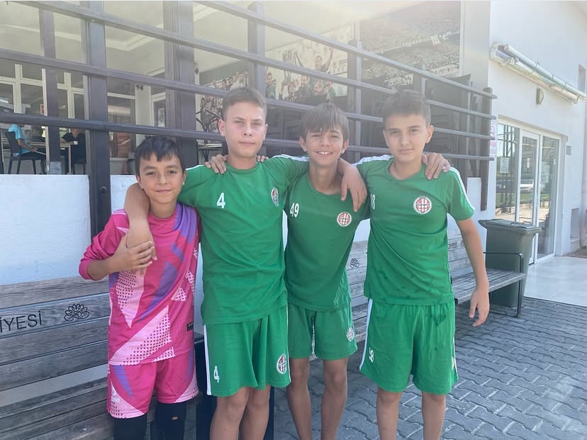 BURSAGUVEN1947's tweet photo. ⚽ Takım ruhu, sahada başlar, dostlukla büyür. 💚

#Güvenspor https://t.co/KR3Ttt8TqI