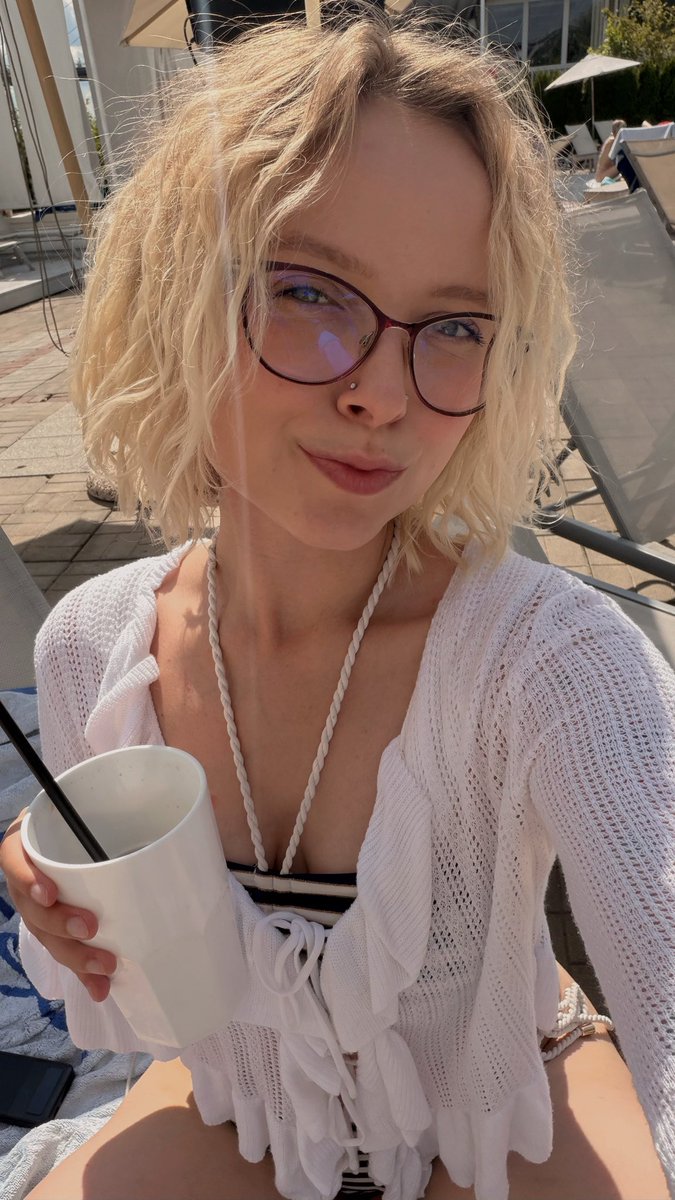 NancyK_lj's tweet photo. My #livestream was around the pool today. On #public 😈

Do you like feel risky or you prefer something more classic? https://t.co/HJbaYdNZjq