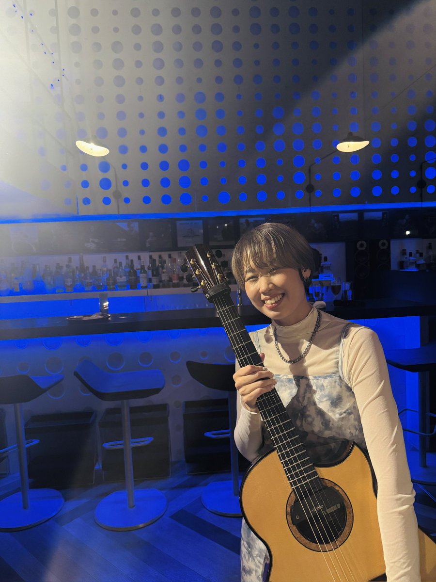 aoi_michelle's tweet photo. 青の綺麗なお店でソロライブ🎸
8/10までのご予約で早割プレゼント🎁付きです！

ぜひ、遊びに来てください✨
みんなが知ってるカバーも🎸

#アコギ #ソロギター https://t.co/0SvUzQEzy6