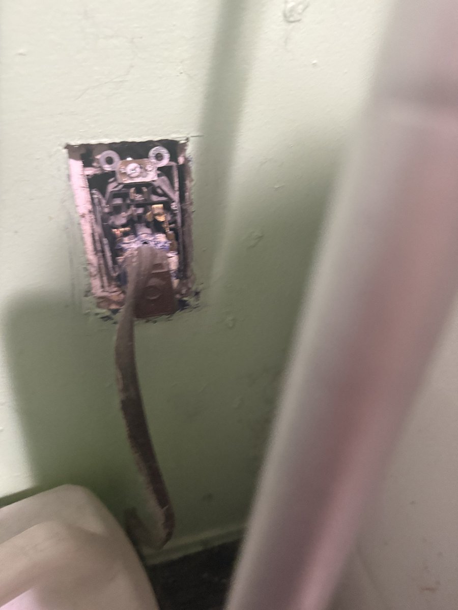 kittycastle__'s tweet photo. here is some rancid apartment pictures. 
random wire collection left behind
the water boiler pipe setup
ceiling tile where dead rats come from
exposed outlet, 1 of 3. many outlets spark https://t.co/2jGMOme7MU