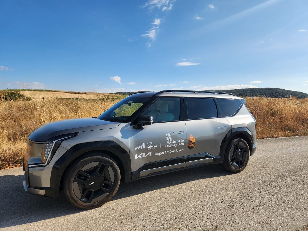 museoevolucion's tweet photo. 🌞 Así de bonito luce el @KiaPrensa_ES @GJ_Automotive con la Sierra de Atapuerca de fondo. ⛰️🌻 ¡Un enclave único para un coche muy especial! 🚘 https://t.co/f3I6EqtTx7