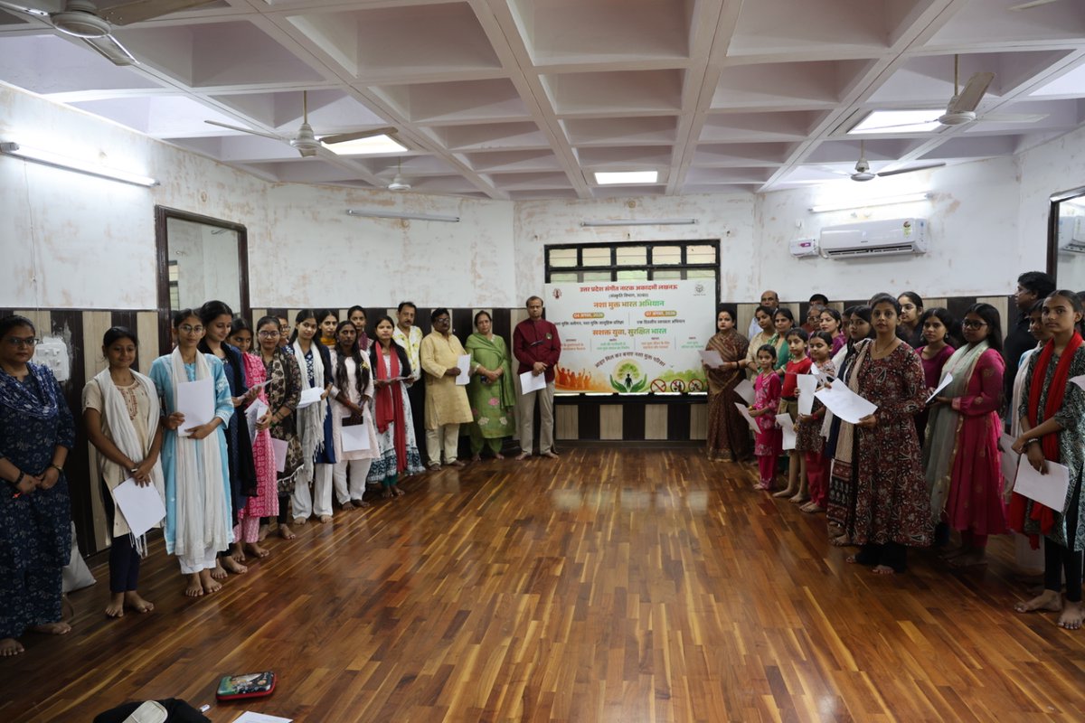 UpsnaLko's tweet photo. अकादमी द्वारा नशा मुक्त भारत अभियान के अन्तर्गत 4.8.26 को अकादमी परिसर  में  समस्त प्रशिक्षक, कर्मचारियों एवं विद्यार्थियों ने माननीय प्रधानमंत्री भारत सरकार द्वारा ‘नशा मुक्त भारत अभियान’ के अन्तर्गत नशा मुक्ति के पक्ष में स्लोगन लिखा तथा नशा मुक्ति के लिए सामूहिक प्रतिज्ञा ली https://t.co/plSRorzsdc