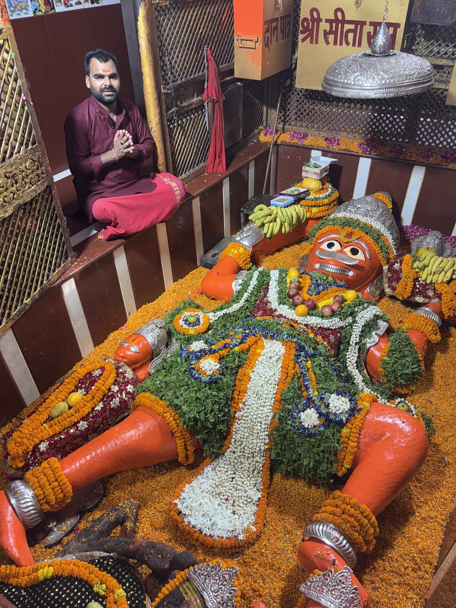 ankitpujariji's tweet photo. आज का भव्य श्रृंगार आरती दर्शन दिनाँक 04/08/2026 दिन #मंगलवार को श्री बड़े हनुमान जी महाराज के सायंकालीन श्रृंगार आरती दर्शन @ankitpujariji 
Shri Bade Hanuman Ji Mandir 🛕 

#जयश्रीराम 🙏🏻 #ankitpujariji #officialankit2 #badehanumanji https://t.co/BibyoOEJiS