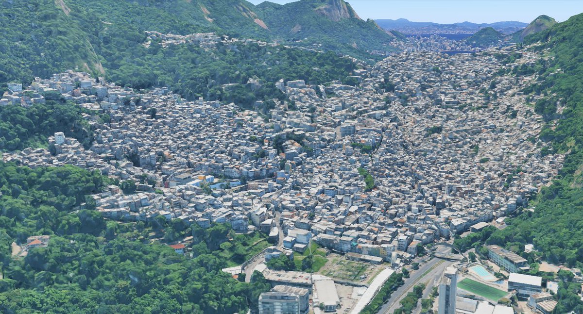 GusPriet's tweet photo. @Byanu A geografia da maior parte da Rocinha é completamente diferente do que está no vídeo, não é plano, é extremamente inclinado https://t.co/OW9VKH7xkn