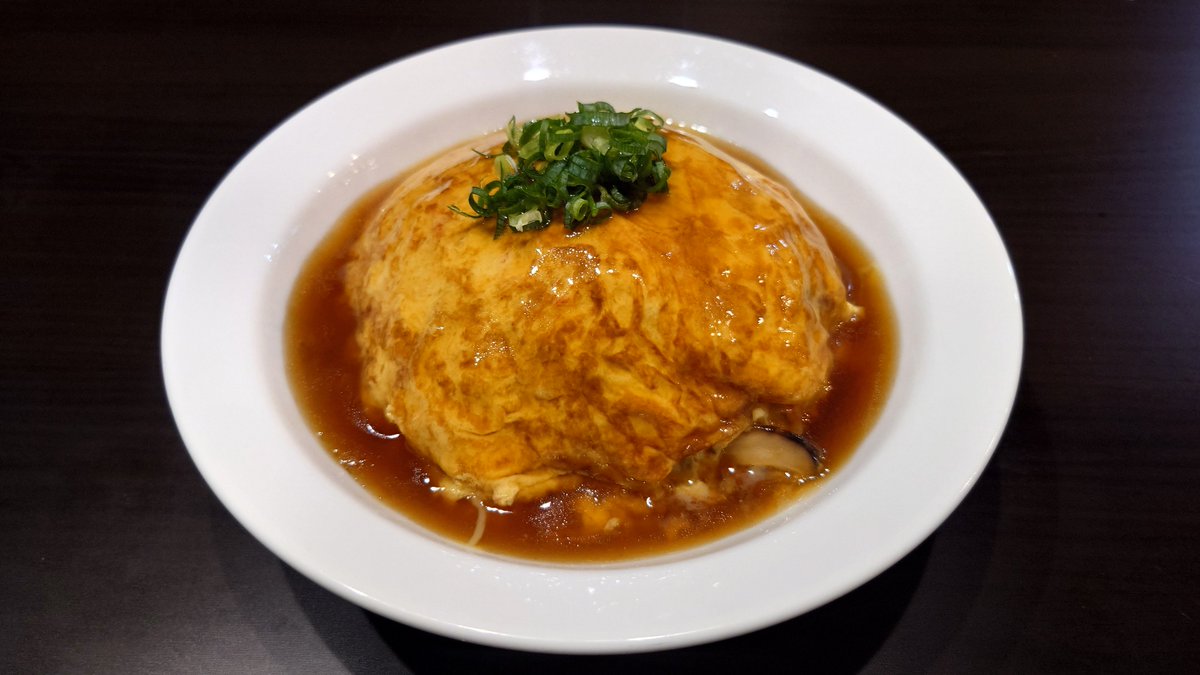 Doyama20's tweet photo. 本日はシンプルな天津飯を。

干し椎茸の香りを活かしたかったので、甘酢ではなく、オイスターソースを効かせた広東風で。

カニ玉としてはしっかりと火を通したほうが好きですが、天津飯にする場合は中を柔らかめにするほうが、卵と米と餡が合い美味です。 https://t.co/1f28hHViD6