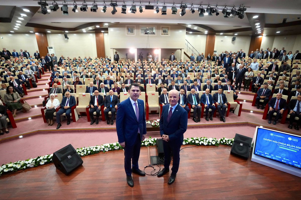 burakdemiralptr's tweet photo. #COP31 hazırlıklarımız kapsamında Yükseköğretim Kurulu’muz tarafından düzenlenen “COP31 Yolunda Bilim Diplomasisi: Akademi Lansmanı”na katıldık.

Yükseköğretim Kurulu Başkanı’mız Sayın Prof. Dr. Erol Özvar ve COP31 Başkanı Sayın Bakanımız Murat Kurum’un katılımlarıyla kıymetli akademisyenlerimizle birlikte üniversitelerimizi sürecin merkezine taşıyacak adımları değerlendirdik.

COP31’i bilginin çözüme, çözümün uygulamaya dönüştüğü güçlü bir başlangıç noktası hâline getirmeyi hedefliyoruz.

Bu anlayışla bilim diplomasisini güçlendirecek, üniversitelerimizi uluslararası araştırma ağlarıyla daha fazla buluşturacak, bilimsel bilgiyi teknolojiye ve somut projelere dönüştüreceğiz.

@murat_kurum @erolozvar @turkiyecop31

📍Ankara