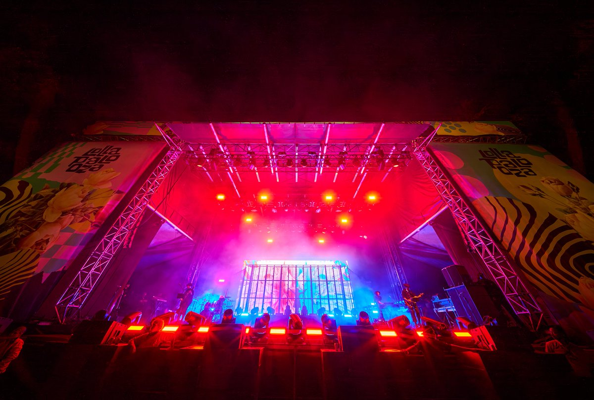 oricon's tweet photo. 【ライブレポート】Ado🎤
米『Lollapalooza 2026』に初出演
1万5000人収容のAIRBNBステージでトリ
「アイ・アイ・ア」「新時代」など披露
 
45分間で全10曲をほぼノンストップ歌唱♫
https://t.co/0ErMQXYBPT
 
#Ado #Lollapalooza https://t.co/SpFOv23O4W