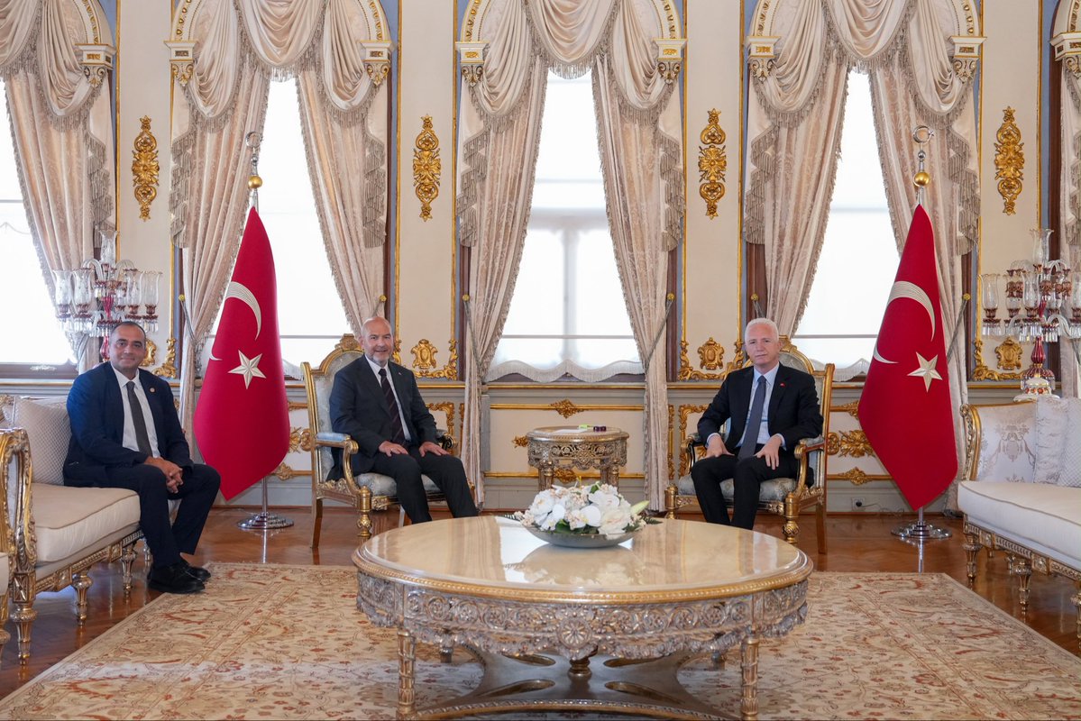 TC_istanbul's tweet photo. İstanbul Milletvekili ve Türkiye Büyük Millet Meclisi İçişleri Komisyonu Başkanı Sayın Süleyman Soylu ile İstanbul Milletvekili Sayın Dr. Sevan Sıvacıoğlu, Valimiz Davut Gül’ü ziyaret etti. 

@gul_davut

📍İstanbul Valiliği https://t.co/oGWqIIFgg7