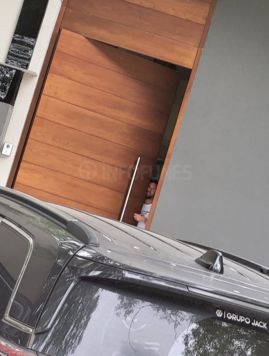 messianilari's tweet photo. Messi'nin, paparazilere yakalanmamak için dışarıyı kontrol ettiği an. https://t.co/Gr6QYgEPzI