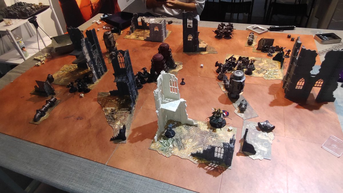 RexChiu821's tweet photo. #WarhammerCommunity
11版第二勝，贏得有點誇張的一場。
從第一回合朋友的得分掛零，我便建立8分的��先優勢，第二回合進一步擴大到18分後，後面三回合的分差沒有低於20分過。
顧及朋友的感受甚至放棄推進左路戰線，第五回合下半勝負已定也讓朋友打完，雙方指揮點數耗盡戰到最後一刻，最後以80:49獲勝。 https://t.co/2TWsrWIcJd
