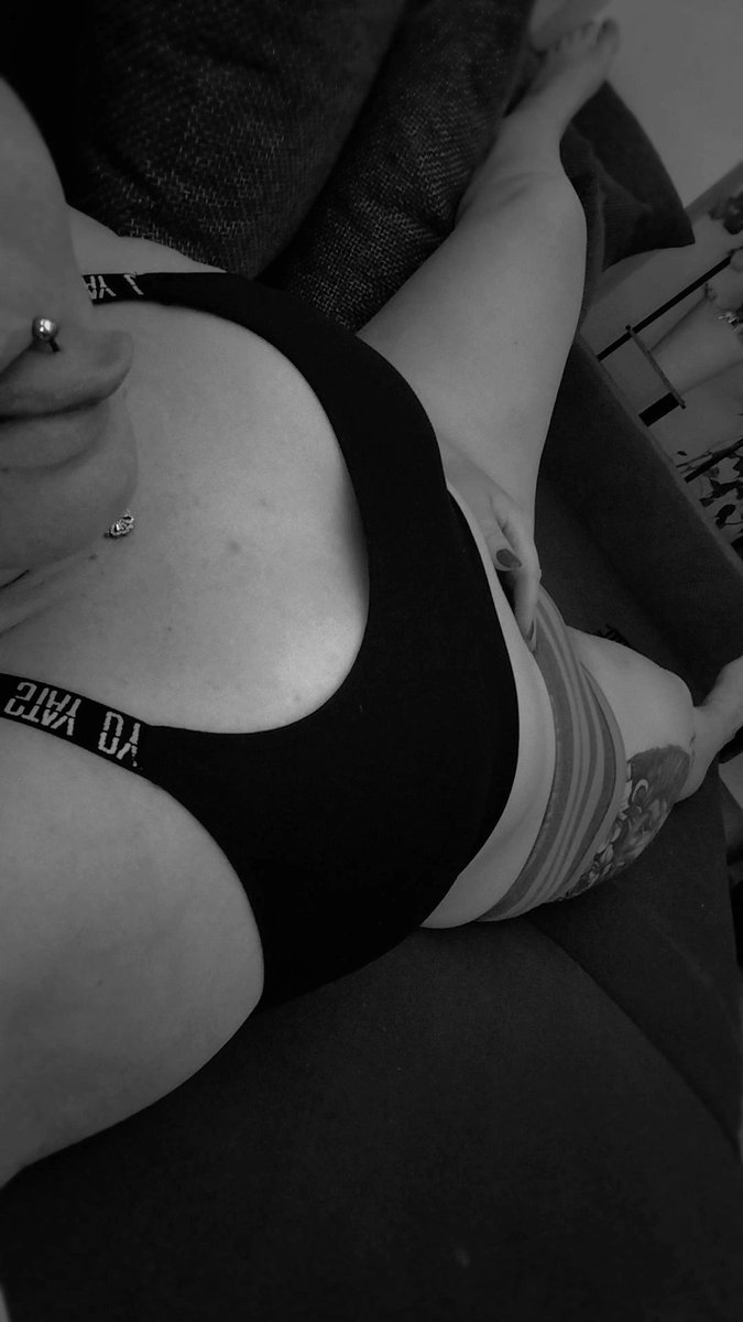 Ciindy_Findom's tweet photo. Feierabend.
Es ist so heiß heute wieder 🥵

Ab in meine DMs mach mich noch heißer 💰 🫵🏼

#findomwelt #findome #zahlsau #goddess https://t.co/p6qJUv9vXk