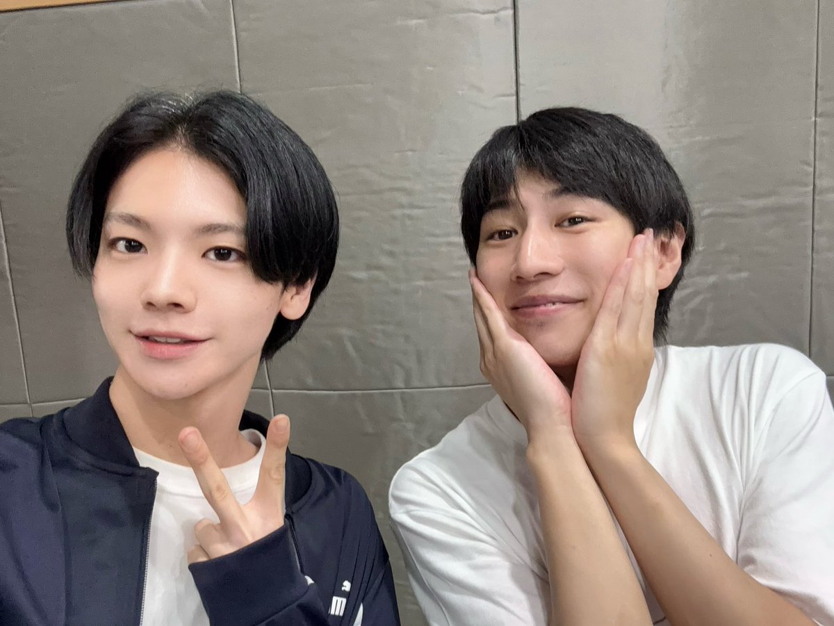 kotamasu07's tweet photo. #本ミュ2026 #本好きの下剋上 
本日は初通しでした📚
通すといろいろな発見や準備ができるので、細かいところをどんどんブラッシュアップしていきます☺️

ベンノ役の鈴木祐大さんと！📷
個人的にベンノがとても好きで、それに祐大さんのお芝居と歌が組み合わされ、ずっと見入っちゃいますね。 https://t.co/SASHzLtIZn