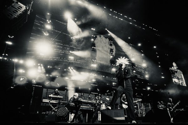 E6jLy's tweet photo. 【SUMMER SONIC 2026】に出演決定、フロントマンのJay Kayを中心として90年代に興隆した"アシッド・ジャズ・ムーブメントの最重要アーティスト"として知られる世界的エレクトロニックファンク・バンドJamiroquai(ジャミロクワイ)の来日を更に盛り上げるため、キャリアの代表曲を網羅した入門に最適なプレイリストを作成いたしました。
https://t.co/3oAXQaIPxC