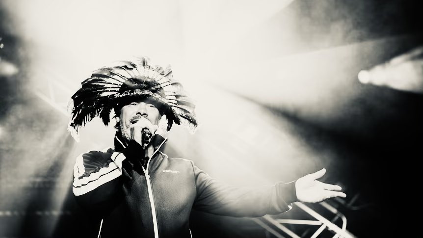 E6jLy's tweet photo. 【SUMMER SONIC 2026】に出演決定、フロントマンのJay Kayを中心として90年代に興隆した"アシッド・ジャズ・ムーブメントの最重要アーティスト"として知られる世界的エレクトロニックファンク・バンドJamiroquai(ジャミロクワイ)の来日を更に盛り上げるため、キャリアの代表曲を網羅した入門に最適なプレイリストを作成いたしました。
https://t.co/3oAXQaIPxC