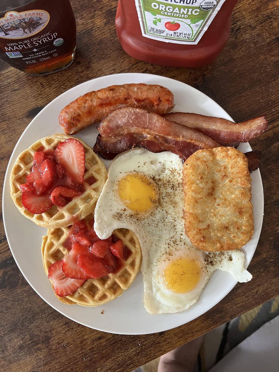 FoodPleaser's tweet photo. Breakfast Feast 🍳 🥔 🧇 🥓 https://t.co/b9rxsLZfOn