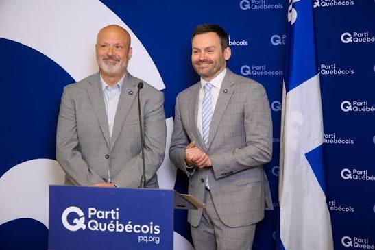 MortalSub's tweet photo. Guy Lapointe Jr. : Le fils de la légende du Tricolore devenu voix de la Sûreté du Québec et candidat péquiste

Né dans l'ombre d'une icône du sport québécois, Guy Lapointe Jr. est le fils de Guy Lapointe, ce défenseur étoile des Canadiens de Montréal dont le nom résonne dans l'histoire du hockey. Mais le jeune Guy ne se contente pas de porter un nom célèbre. Il choisit sa propre voie, celle du service public, de la protection, de la sécurité collective.

Il étudie au Cégep John Abbott, obtient sa technique policière. Puis il entre à la Sûreté du Québec, le corps policier provincial. Pendant plus de 30 ans, il sert, enquête, protège. Il gravit les échelons, acquiert une expertise reconnue, devient une figure respectée du milieu policier.

En 2010, il est nommé directeur des communications de la SQ. Pendant 13 ans, il devient le visage médiatique de la police provinciale, celui qui annonce les grandes enquêtes, qui rassure la population, qui explique les opérations complexes. Il maîtrise l'art de communiquier en crise, de vulgariser l'information policière, de gérer l'image publique d'une institution essentielle.

En 2018, il connaît l'épreuve. Lui et son père reçoivent des menaces de mort, présumées provenir des Hells Angels ou de leurs sympathisants. La SQ se met sur le pied de guerre. Lui, policier, devient celui qu'on protège. Il vit la tension de sa profession de l'autre côté, comme victime plutôt que comme protecteur. Il surmonte, continue, ne se laisse pas intimider.

Après la SQ, il travaille au Bureau des enquêtes indépendantes, puis devient chef des communications au cabinet du directeur du Service de sécurité incendie de la Ville de Montréal. Toujours dans la communication publique, toujours au service de la sécurité des Québécois.

En juin 2026, à 53 ans, il fait un virage majeur. Paul St-Pierre Plamondon le présente comme candidat du Parti Québécois dans Verchères. Il prend un congé sans solde, quitte son poste, se lance en politique active. Il veut mettre « cette expérience-là au profit des gens de Verchères », dit-il avec la sincérité de celui qui a toujours servi.

Il dénonce l'état de la sécurité publique au Québec, affirme qu'on est « vraiment dans une situation critique », promet de faire de ce dossier une priorité. Paul St-Pierre Plamondon ne cache pas son enthousiasme : il parle d'un « profil ministrable », d'un homme qui pourrait gouverner.

Guy Lapointe Jr. incarne le pont entre deux mondes : celui du sport et de la célébrité familiale, et celui du service public et de la discrétion professionnelle. Il apporte au PQ une crédibilité en sécurité publique, une maîtrise des médias, une expérience de gestionnaire de crise.

Merci Guy. Verchères a trouvé un candidat qui connaît la sécurité de l'intérieur, qui a fait ses preuves sous pression, et qui veut maintenant écrire une nouvelle page au service du Québec.

#polqc
#Québec
#GuyLapointeJr
#Verchères
#PartiQuébécois
#SûretéDuQuébec
#SQ
#PorteParole
#SécuritéPublique
#FilsDeLégende
#CanadiensDeMontréal
#ServicePublic
#30AnsDeCarrière
#ProfilMinistrable
@partiquebecois
#Protection
#Engagement
#NouveauChapitre