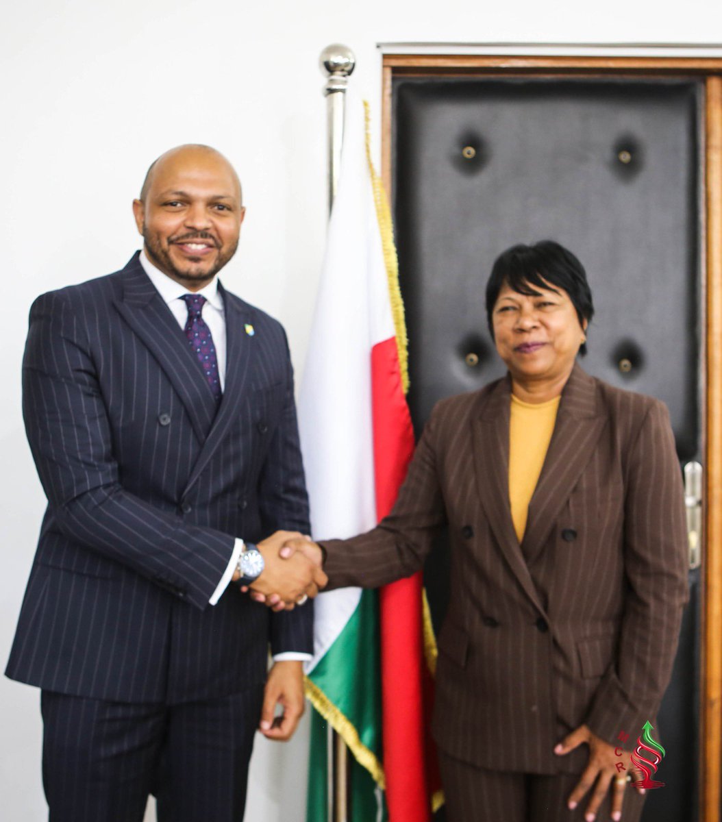 PressACP's tweet photo. 🌐🇲🇬 Le Secrétaire général de l'OEACP poursuit sa mission officielle à Madagascar

Dans le cadre de sa visite officielle en République de Madagascar🇲🇬, le Secrétaire général de l'Organisation des États d'Afrique, des Caraïbes et du Pacifique (OEACP), S.E. M. Moussa Saleh Batraki (@MBatraki), a rencontré S.E. Mme Hanitra Razafimanantsoa, Ministre chargée de la Refondation. 

Cette séance de travail a permis de faire le point sur l'état actuel du processus de Refondation de la République de Madagascar 🇲🇬, ainsi que sur les prochaines étapes de sa mise en œuvre. Les échanges ont notamment porté sur la concertation nationale en cours, les réformes institutionnelles envisagées et les mécanismes destinés à renforcer les institutions, la gouvernance démocratique, la participation citoyenne et la cohésion nationale.

À cette occasion, le Secrétaire général a salué les efforts entrepris par les autorités malgaches et a réaffirmé la disponibilité de l'OEACP à accompagner ce processus, dans le respect de la souveraineté de Madagascar, de ses priorités nationales et de son calendrier de transition. Il a souligné que l'Organisation est prête à apporter son appui au dialogue institutionnel, au renforcement des capacités et au partage d'expériences entre États membres ayant conduit des réformes similaires. 🌍🇲🇬

@diplomatieMg  

🌐 https://t.co/cQgPwieUmv 

#OEACP #Madagascar #Refondation #CoopérationSudSud #Gouvernance #DéveloppementDurable #Diplomatie #Partenariat #MalaboDeclaration