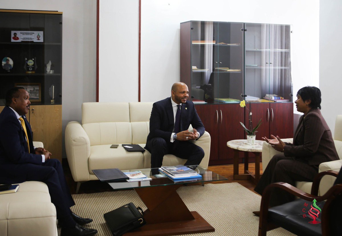 PressACP's tweet photo. 🌐🇲🇬 Le Secrétaire général de l'OEACP poursuit sa mission officielle à Madagascar

Dans le cadre de sa visite officielle en République de Madagascar🇲🇬, le Secrétaire général de l'Organisation des États d'Afrique, des Caraïbes et du Pacifique (OEACP), S.E. M. Moussa Saleh Batraki (@MBatraki), a rencontré S.E. Mme Hanitra Razafimanantsoa, Ministre chargée de la Refondation. 

Cette séance de travail a permis de faire le point sur l'état actuel du processus de Refondation de la République de Madagascar 🇲🇬, ainsi que sur les prochaines étapes de sa mise en œuvre. Les échanges ont notamment porté sur la concertation nationale en cours, les réformes institutionnelles envisagées et les mécanismes destinés à renforcer les institutions, la gouvernance démocratique, la participation citoyenne et la cohésion nationale.

À cette occasion, le Secrétaire général a salué les efforts entrepris par les autorités malgaches et a réaffirmé la disponibilité de l'OEACP à accompagner ce processus, dans le respect de la souveraineté de Madagascar, de ses priorités nationales et de son calendrier de transition. Il a souligné que l'Organisation est prête à apporter son appui au dialogue institutionnel, au renforcement des capacités et au partage d'expériences entre États membres ayant conduit des réformes similaires. 🌍🇲🇬

@diplomatieMg  

🌐 https://t.co/cQgPwieUmv 

#OEACP #Madagascar #Refondation #CoopérationSudSud #Gouvernance #DéveloppementDurable #Diplomatie #Partenariat #MalaboDeclaration