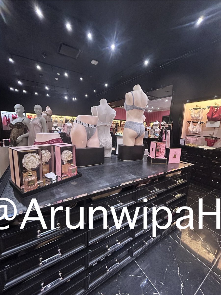 ArunwipaH's tweet photo. รับหิ้ว Victoria’s Secret นะคะ แม่ค้าเข้าช็อปเอง 
หิ้วเฉพาะเสื้อผ้า กระเป๋าเล็กๆ น้ำหอม ค่ะ

และสินค้ามีตามในเว็บนี้นะคะ กลับถึงไทย 21-22  สค ค่ะ 
https://t.co/Dbtj18YPiU

#victoriasecret #VictoriasSecret #victoriasecretthailand #หิ้วvictoriasecret #วิคตอเรียซีเครท https://t.co/hgqfvVBQBX