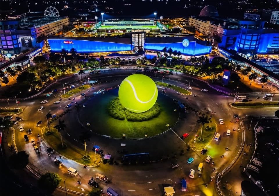 cristiancofino_'s tweet photo. A giant LED tennis ball shines brightly at SM Mall of Asia, Pasay City in celebration of Alex Eala’s incredible achievement at the #MubadalaDCOpen. 

A special tribute for a historic moment that brought pride and inspiration to Filipinos everywhere. 🇵🇭✨

Congratulations again, Alex Eala! 
📸: SM Mall of Asia Official