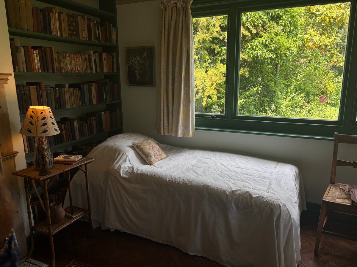 MaryamB6_'s tweet photo. virginia woolf’s bedroom at monk’s house https://t.co/3dyIkg8DSk