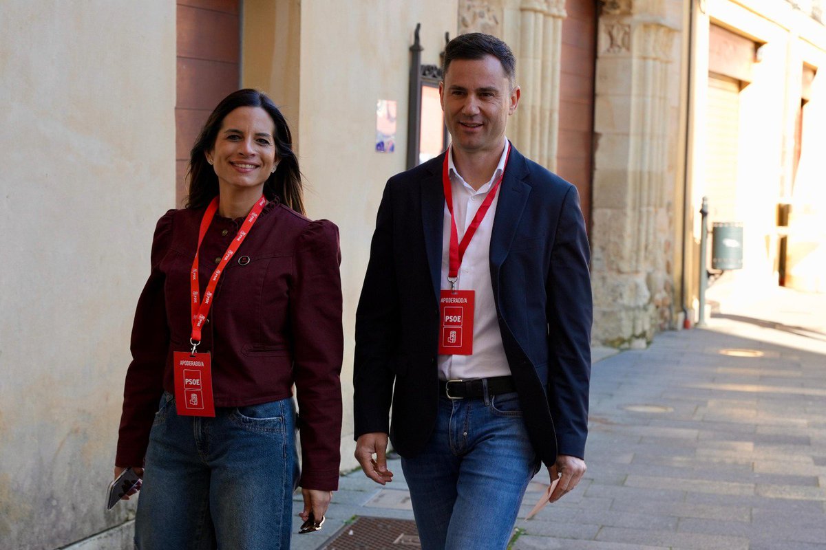 PSLPSOE's tweet photo. 🏥 El PSOE exige a la Junta soluciones urgentes ante el colapso sanitario en León.

👉🏼 @alfonsocendon y @Nuri_Rubio denuncian la saturación de las Urgencias en León, la falta de asistencia en los consultorios y el deterioro de la Atención Primaria.

ℹ️ https://t.co/ZFFUhCFx00 https://t.co/ldK28P1mJY