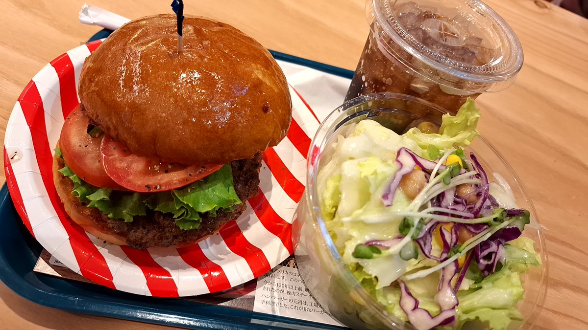 mikan5239's tweet photo. 野菜はシャキシャキ、ジューシーなハンバーガー🤤最後はコーラで流し込む!!!最高でした😆 https://t.co/XdCA66eNTf