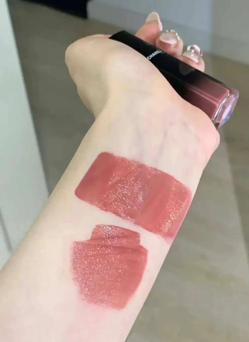 randrayja's tweet photo. SEPORSI KEMENANGAN 🥹 Akhirnya aku menemukan lippies secantik ini. Thanks kaka MUA rekomendasinya. Vibe nya beneran mirip C*anel Rouge Coco Flash 63 ✨️ https://t.co/nw4hoFFqnx