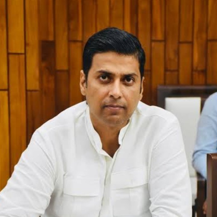 IndianAffairs_'s tweet photo. During the monsoon session of the Uttar Pradesh Assembly, the opposition created a ruckus over the Ram Temple offering theft investigation. SP MLA Sachin Yadav waved posters against Chief Minister Yogi Adityanath, forcing him to leave the assembly. 

#Upassembly https://t.co/gqLFVt1I96