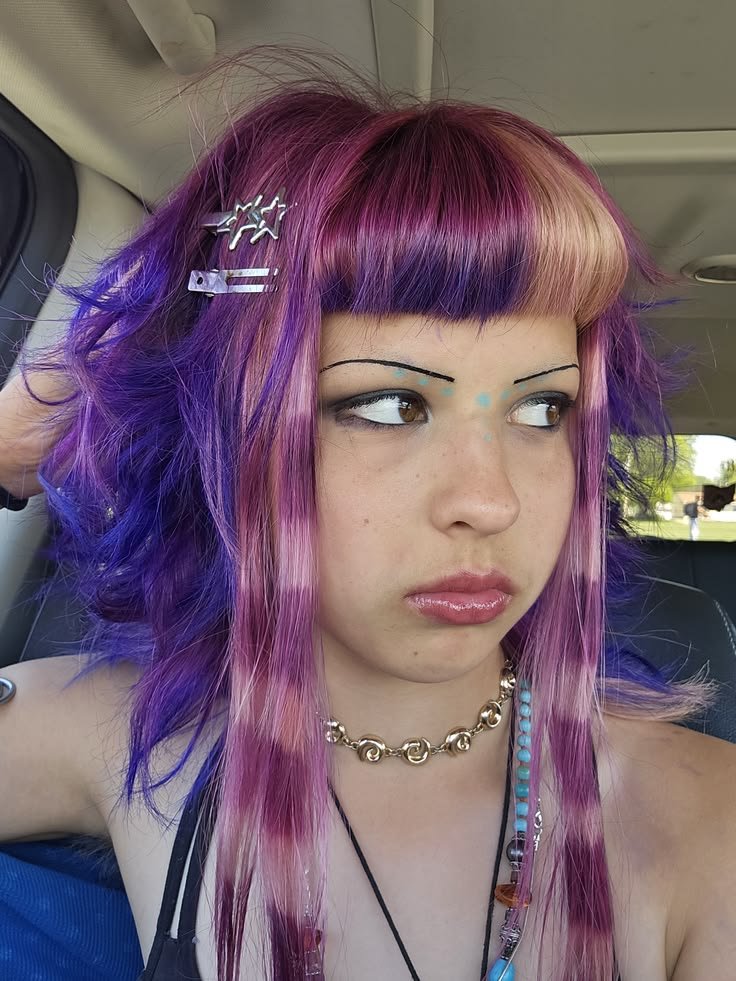 _cyber_pixie_'s tweet photo. iba a teñirme la parte marrón de morado y me he dado cuenta de que también tengo tinte rosa... lo único que me para de hacerme este pelo es que estoy en casa de mi madre y no me apetece que me de la chapa con el pelo 😭😭 https://t.co/cBLoqTwZxB
