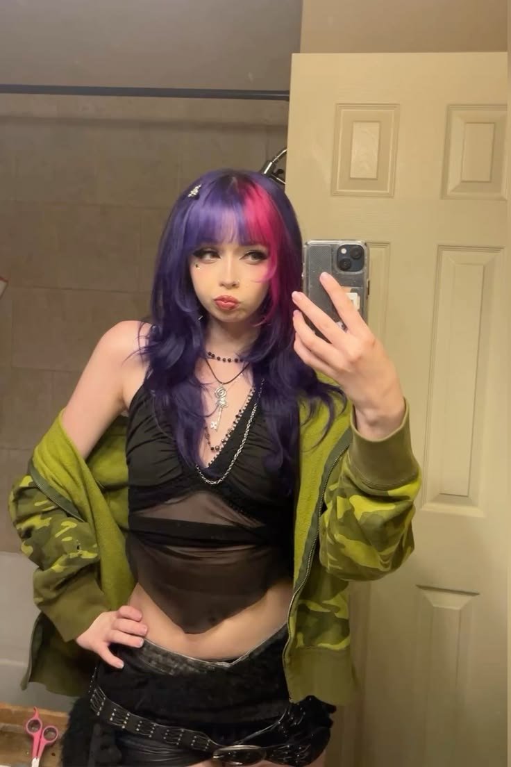 _cyber_pixie_'s tweet photo. iba a teñirme la parte marrón de morado y me he dado cuenta de que también tengo tinte rosa... lo único que me para de hacerme este pelo es que estoy en casa de mi madre y no me apetece que me de la chapa con el pelo 😭😭 https://t.co/cBLoqTwZxB