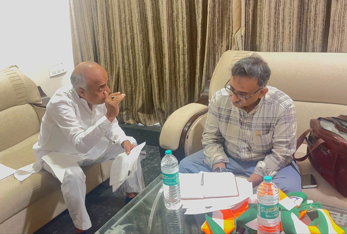 bsmalemath's tweet photo. ಸಂಘಟನ್ ಸೃಜನ್ ಅಭಿಯಾನದ ಉಸ್ತುವಾರಿ AICC ಕಾರ್ಯದರ್ಶಿಗಳಾದ ಶ್ರೀ ವಿವೇಕ್ ಬನ್ಸಾಲ್ ರವರು 

AICC SECRETARY AND KOPPAL DISTRICT SANGATHAN SRUJAN ABHIYAN INCHARGE SRI VIVEK BANSALJI https://t.co/WimQuTsVoh