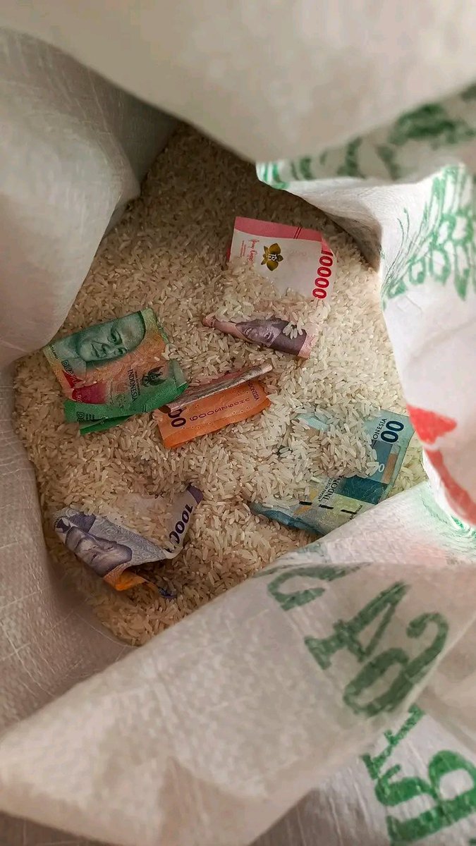 Vivhins's tweet photo. Pesan dari ibu mertua suruh nyimpen uang dalam wadah beras, beliau berpesan juga jangan sampai beras dirumah habis, nyampek rumah aku langsung buru-buru taruh berapa lembar uan9 dalam beras, meskipun nggak tau juga tujuannya nyimpen uang dalam wadah beras tapi tetap aku lakukan.....

sc.fb/MomsVania