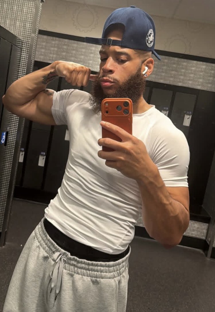showdickkkkk's tweet photo. Less noise. More value. More class. https://t.co/F7pkF0c1rD
