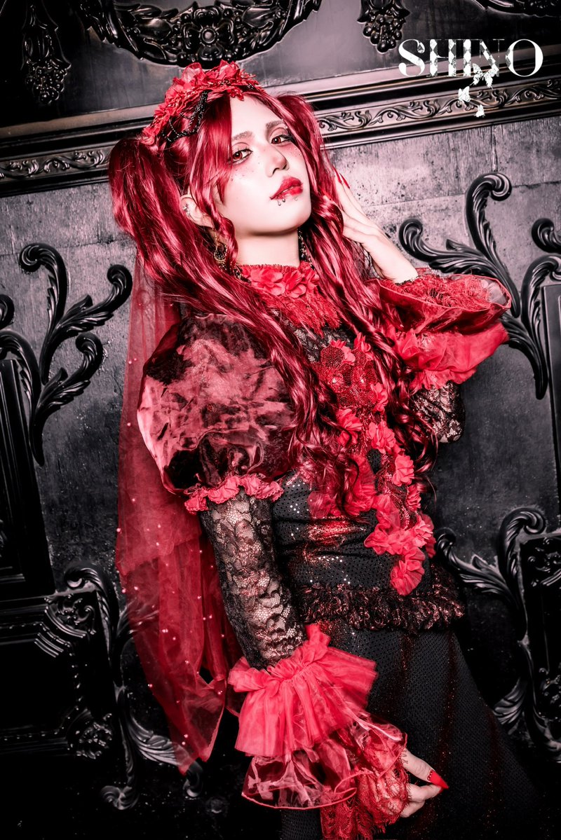 dressendoris's tweet photo. ⚜️2026 VISUAL COLLECTION⚜️
【 紅蓮の砂丘 】
-Crimson Dunes-
Art Director：SHINO @dressendoris 
Model：河村友雪(0.1gの誤算)
@0153_tomoyuki 
Photographer：菅沼剛弘 t.Suganuma 
@SuganumaPhoto
Hair & Make-up：稲田あい子
@inaxxxxco17x 
Head Dress：Puppe zurück

#SHINO
#ヴィジュアル系衣装デザイナー
#コレクション衣装
#作品撮影
#fashionfilm