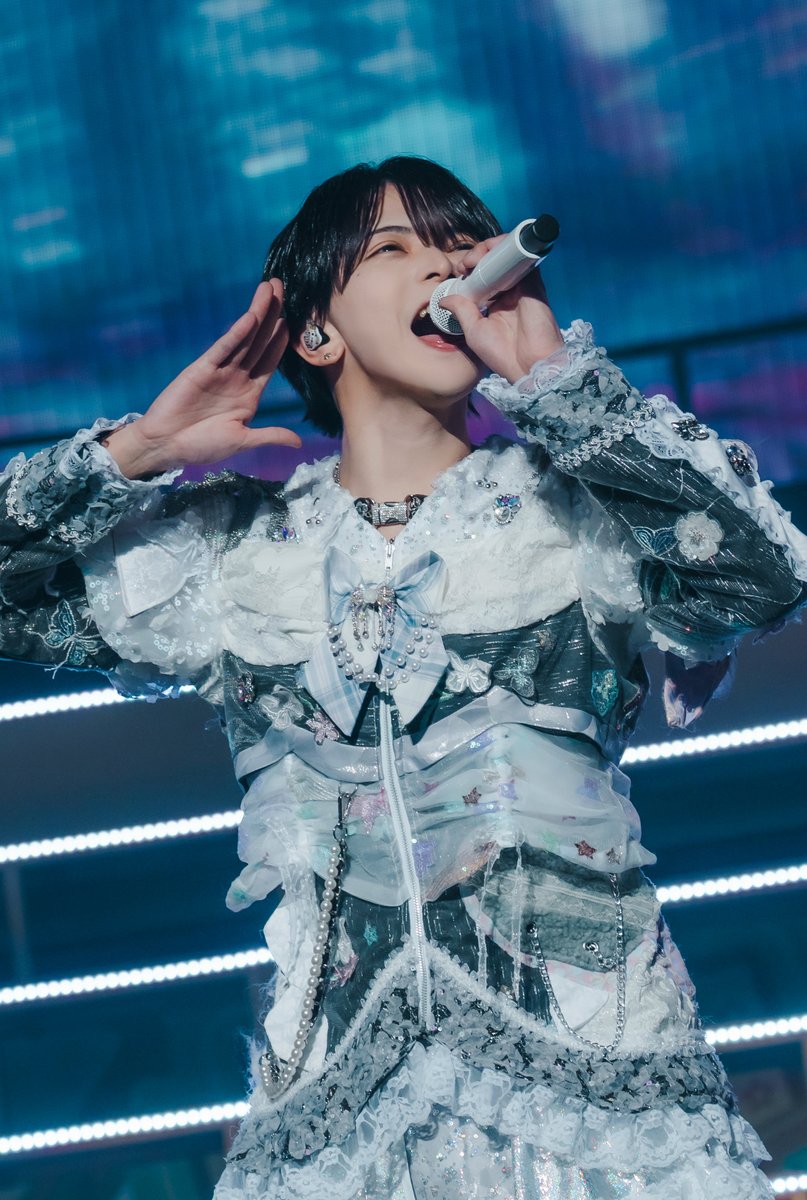 etsuya_lvsk's tweet photo. 2026.07.30 日本武道館

改めてお越しいただきありがとうございました！まさか自分がこんな大きな会場に立てるなんて人生で思ってもいませんでした。努力でいけるものじゃないし周りに助けてもらえたり素敵な環境でアイドルができているんだなって改めて思いました！普段から応援してくれてるみんなにも本当に大感謝です。武道館に連れてきてくれてありがとう。えつやはとっても幸せだよ！！何事もなく（転んだけど）9人でライブができてまじでよかった！！悔いなし！会場の景色みんなも見れたと思うけど本当に綺麗ですごくてこんなにも自分とグループを応援してくれる人がいるんだって思って最後に泣いちゃいましたｴﾝｴﾝ😭今回いつも以上に内容も多くてより濃いライブができたんじゃないかな！って思います！みんなはどの演出が好きだったかな？俺はみんなで衣装が変わって登場したとき！雰囲気を一気に変える感じがすごい好きだった！（転んだけど！！！大声）初めてライブに来た方もいたと思うけどらぶしっくライブ楽しいしいいメンバーしかいないからいつでもまた会いにきてね！！あ、あとカラーマイクが完成しました！白色の俺のマイク！神ですね。人生でやってみたかった演出の中にトロッコにのりたいってのがあってそれが武道館で叶った！！あれずっと乗ってたい！！仕事の移動中もあれでお願いします！！！！！まだまだやりたいこと叶えたいことたくさんあるからたくさん頑張るよ！！みんなと見たい景色、まだ満足できてません！武道館でみた景色を分かち合えたのはとても幸せだった。からこの先、いろんなところに連れていくからアリーナ、なんなら、ドームの景色も一緒に分かち合いましょう。だからまたその時は絶対に会いにきてね。らぶしっくの1人のメンバーとしてもっともっと努力していい方向に向かって行けるように頑張ります！！これからもよろしくね🫶🏻大好き🫶🏻