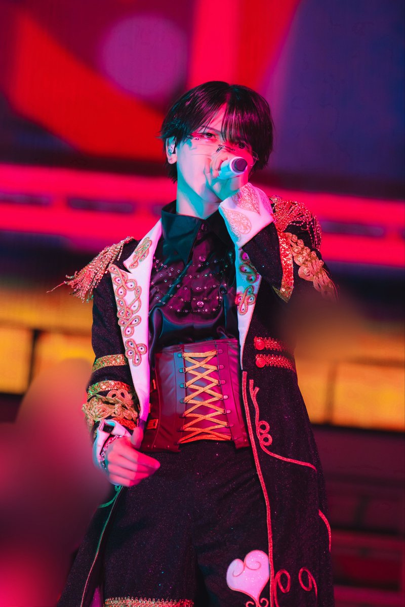 etsuya_lvsk's tweet photo. 2026.07.30 日本武道館

改めてお越しいただきありがとうございました！まさか自分がこんな大きな会場に立てるなんて人生で思ってもいませんでした。努力でいけるものじゃないし周りに助けてもらえたり素敵な環境でアイドルができているんだなって改めて思いました！普段から応援してくれてるみんなにも本当に大感謝です。武道館に連れてきてくれてありがとう。えつやはとっても幸せだよ！！何事もなく（転んだけど）9人でライブができてまじでよかった！！悔いなし！会場の景色みんなも見れたと思うけど本当に綺麗ですごくてこんなにも自分とグループを応援してくれる人がいるんだって思って最後に泣いちゃいましたｴﾝｴﾝ😭今回いつも以上に内容も多くてより濃いライブができたんじゃないかな！って思います！みんなはどの演出が好きだったかな？俺はみんなで衣装が変わって登場したとき！雰囲気を一気に変える感じがすごい好きだった！（転んだけど！！！大声）初めてライブに来た方もいたと思うけどらぶしっくライブ楽しいしいいメンバーしかいないからいつでもまた会いにきてね！！あ、あとカラーマイクが完成しました！白色の俺のマイク！神ですね。人生でやってみたかった演出の中にトロッコにのりたいってのがあってそれが武道館で叶った！！あれずっと乗ってたい！！仕事の移動中もあれでお願いします！！！！！まだまだやりたいこと叶えたいことたくさんあるからたくさん頑張るよ！！みんなと見たい景色、まだ満足できてません！武道館でみた景色を分かち合えたのはとても幸せだった。からこの先、いろんなところに連れていくからアリーナ、なんなら、ドームの景色も一緒に分かち合いましょう。だからまたその時は絶対に会いにきてね。らぶしっくの1人のメンバーとしてもっともっと努力していい方向に向かって行けるように頑張ります！！これからもよろしくね🫶🏻大好き🫶🏻