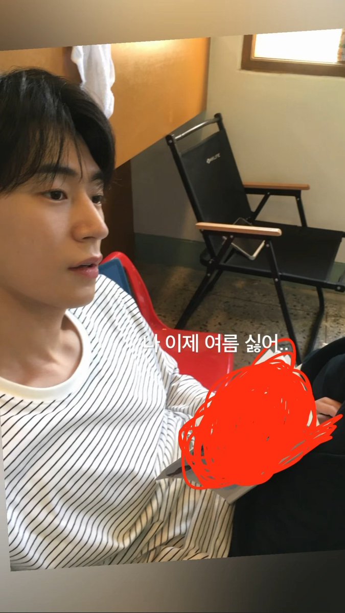 DAISSOHAM's tweet photo. 멍~~~😵 난 원래부터 여름이 싫었어😏 
가을에 태어났거든🥸 같은10월🫰🏻
(가린 대본 궁금)

#박서함 #크나큰 #knk #팅커벨 #사서함
#parkseoham #seoham #ソハム
#パクソハム #우주를줄게 #솸 #박윤성
#서함 #朴栖含 #정우재 #너에게다이브
#위버스모먼트 https://t.co/pJ6T7sPxXS