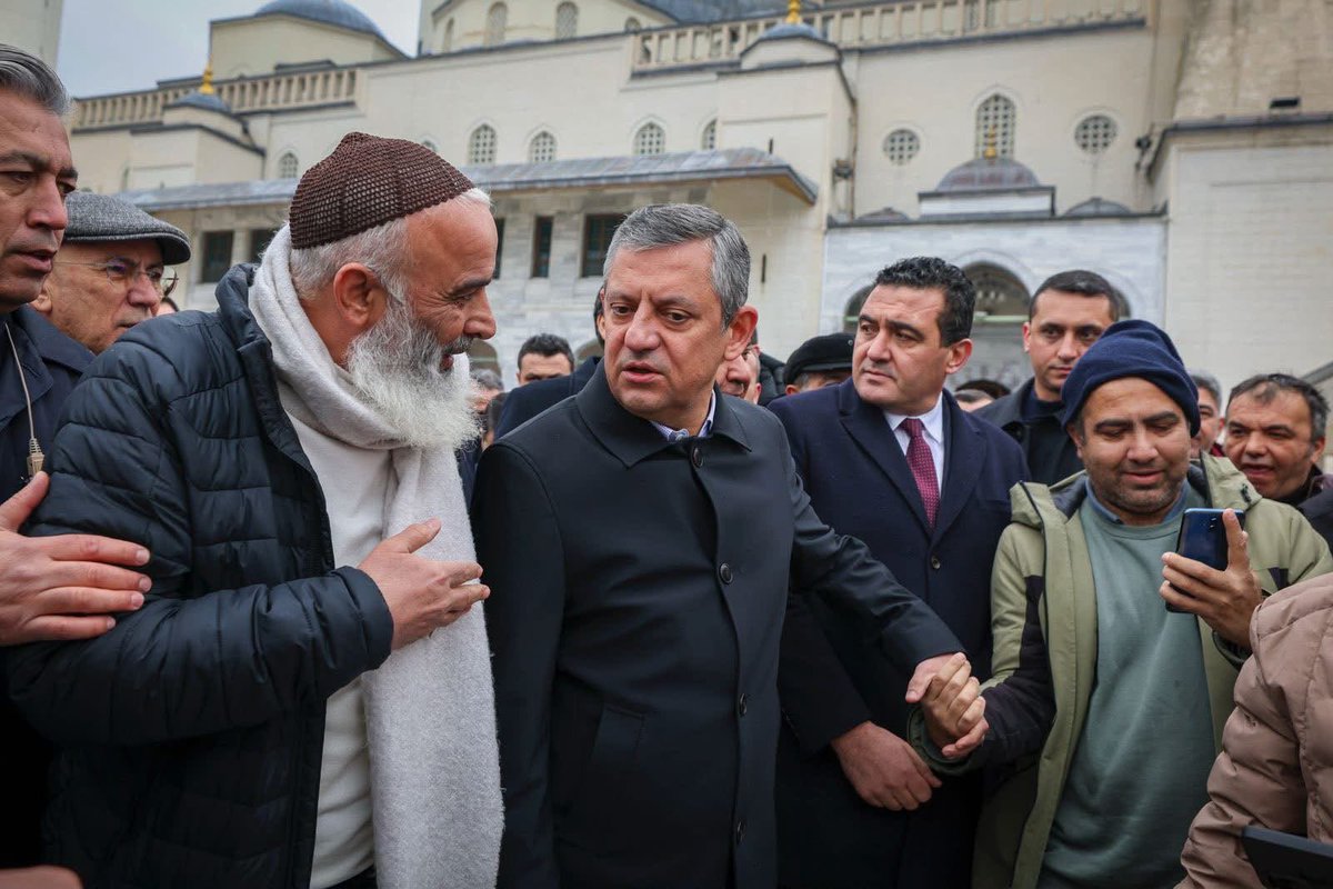 ismaildukel's tweet photo. İsmail hiç yalpalamadı. Bunu iyi bilirsin. Çok merak ettiğin o fotoğraflardan sadece 3 tanesini atıyorum. Birinci fotoğraf Ankara Kocatepe, 2. Fotoğraf Divriği Ulu Cami. Cuma namazları. 3. Fotoğraf da Trabzon’da bayram namazı. Bir tivit daha atmışsın. Onun cevabını da, o tivitini alıntılayarak vereceğim. Sonra bir tivit daha atıp konuyu kapatacağım.