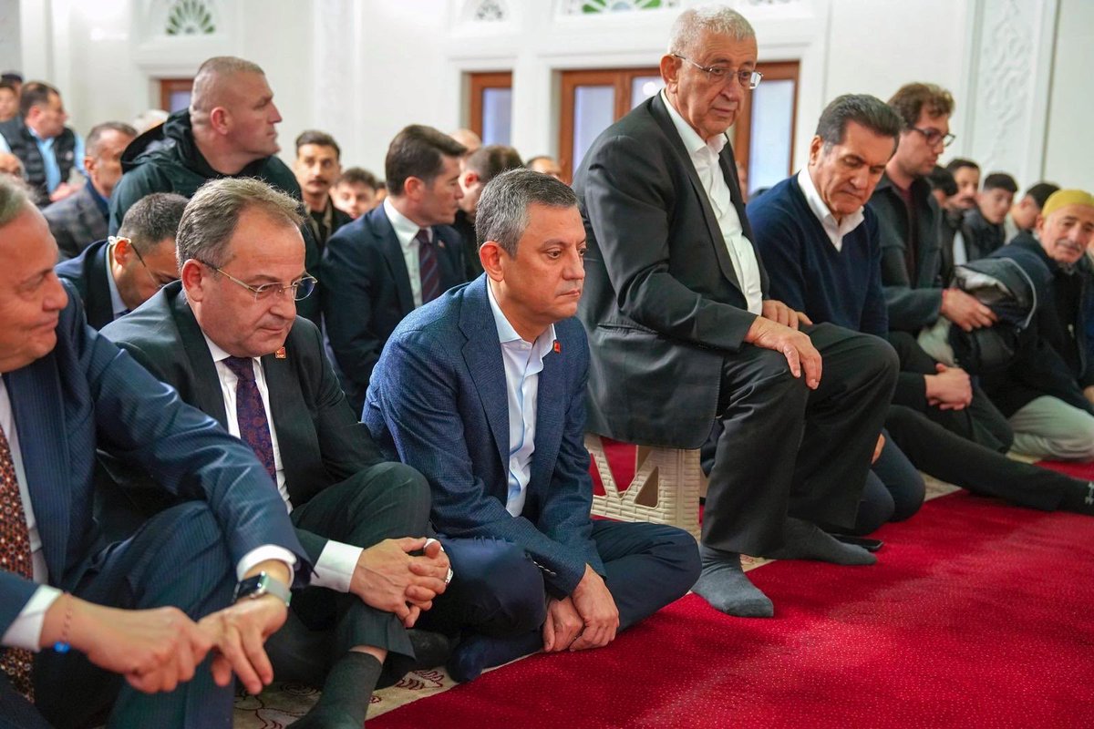 ismaildukel's tweet photo. İsmail hiç yalpalamadı. Bunu iyi bilirsin. Çok merak ettiğin o fotoğraflardan sadece 3 tanesini atıyorum. Birinci fotoğraf Ankara Kocatepe, 2. Fotoğraf Divriği Ulu Cami. Cuma namazları. 3. Fotoğraf da Trabzon’da bayram namazı. Bir tivit daha atmışsın. Onun cevabını da, o tivitini alıntılayarak vereceğim. Sonra bir tivit daha atıp konuyu kapatacağım.