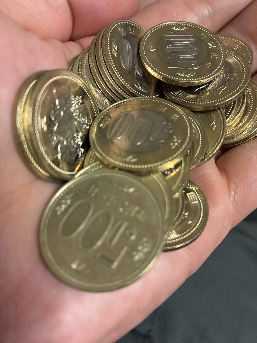 machio117's tweet photo. 500円玉貯金始めて3ヶ月
これでも13000あるんだよ🥰 https://t.co/QBUwcbuuRp
