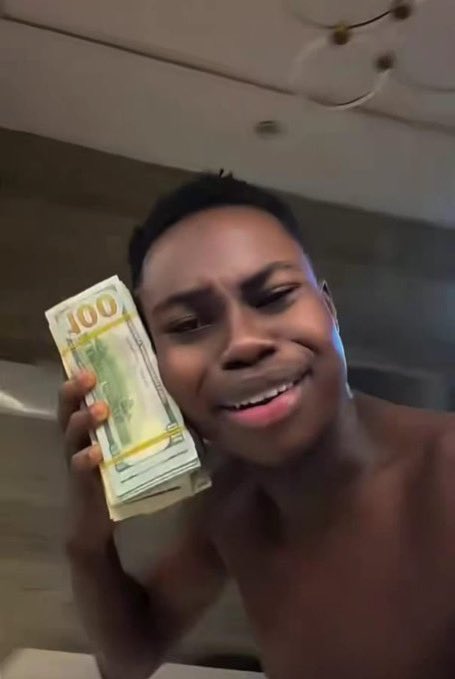 TheDamiForeign's tweet photo. Peller talk sey person spray am fake dollars for him wedding😭

We all know who the person is right?😂 https://t.co/sHshdeOESO