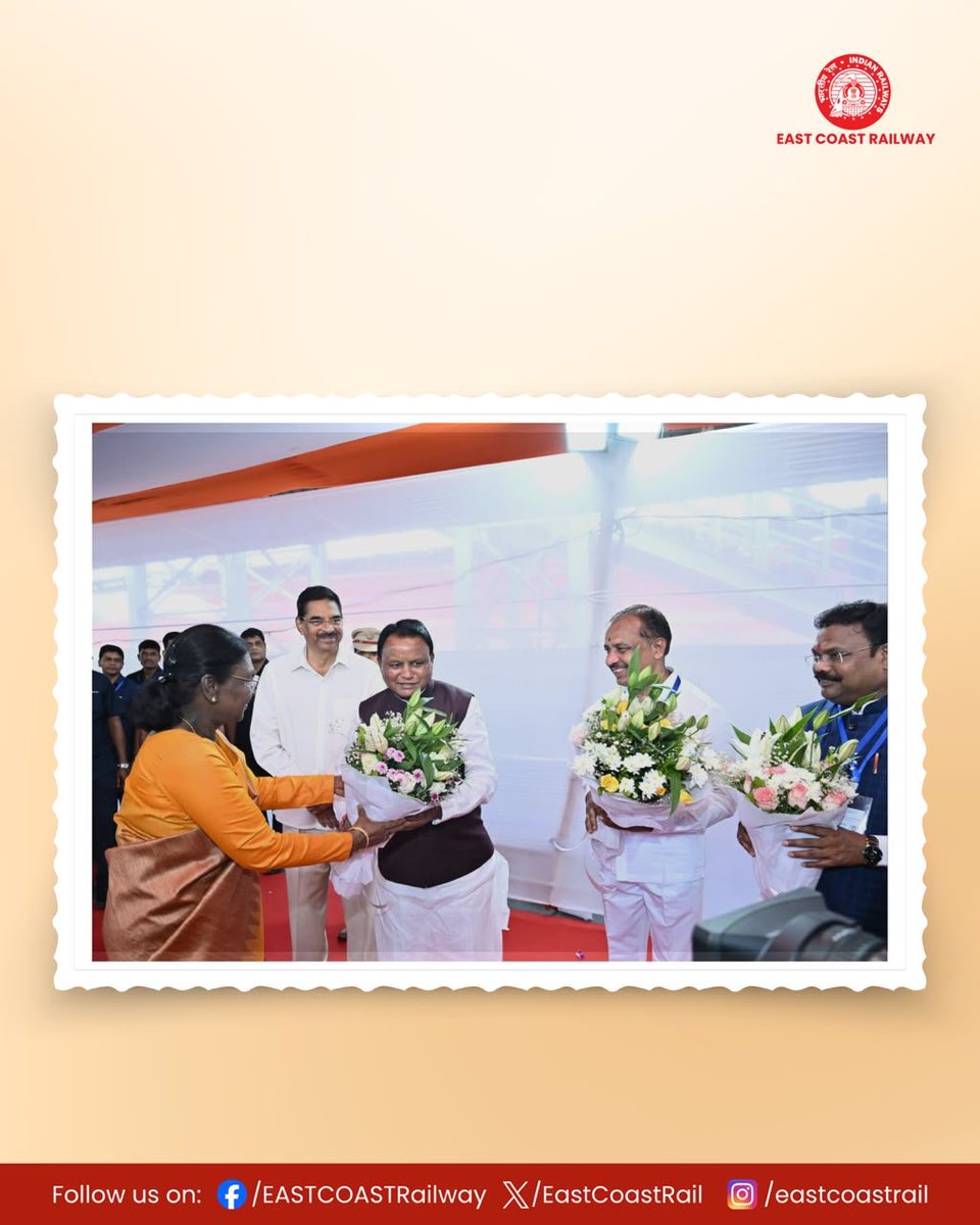 EastCoastRail's tweet photo. A warm welcome at Brahmapur Railway Station.
Hon’ble President of India, Smt. Droupadi Murmu, arrived at Brahmapur Railway Station by Special Train, where she was received by dignitaries and officials.

#EastCoastRailway #PresidentOfIndia #IndianRailways #ECoRupdate @Railminindia https://t.co/azgSTXI3m5