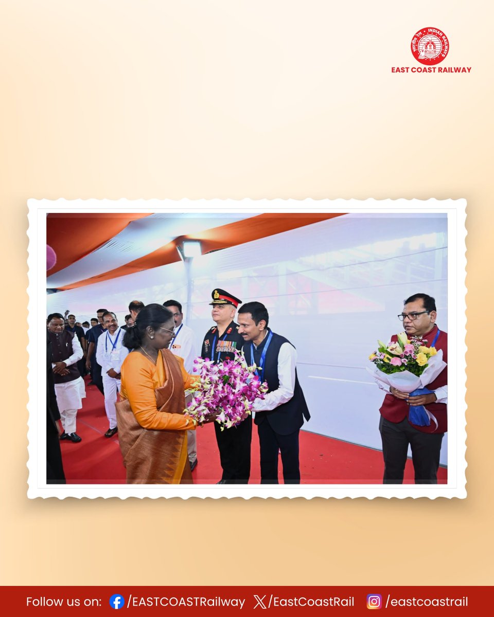 EastCoastRail's tweet photo. A warm welcome at Brahmapur Railway Station.
Hon’ble President of India, Smt. Droupadi Murmu, arrived at Brahmapur Railway Station by Special Train, where she was received by dignitaries and officials.

#EastCoastRailway #PresidentOfIndia #IndianRailways #ECoRupdate @Railminindia https://t.co/azgSTXI3m5
