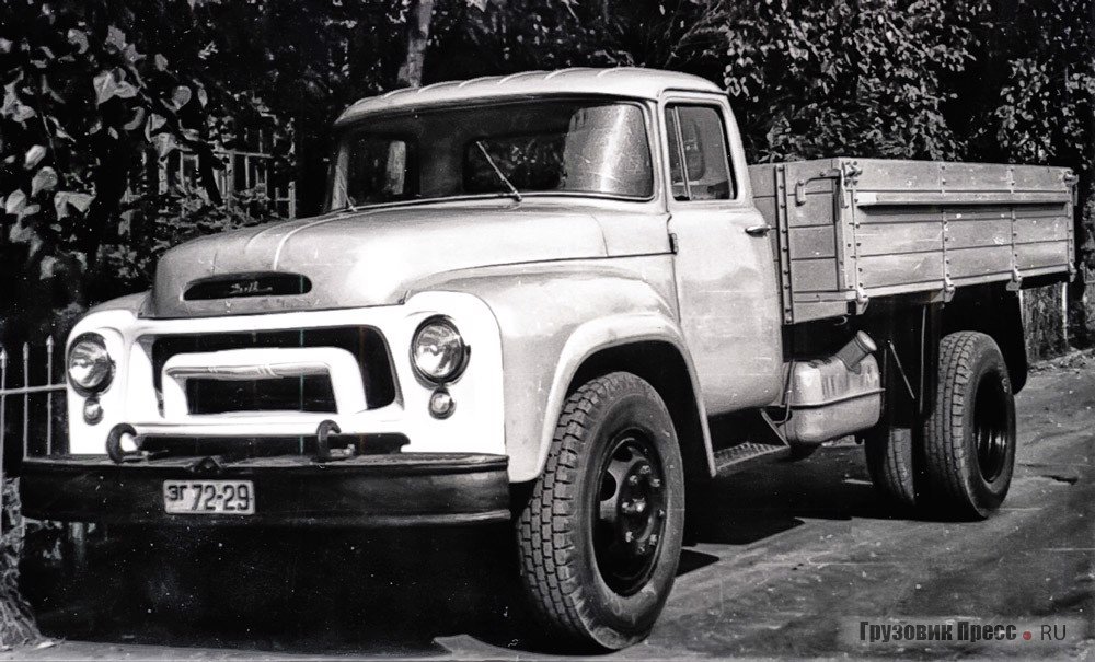 upside_zebra's tweet photo. @AnyameRev @crobe2222 @sovietvisuals The grill as on the photo appeared in ~1964. ZIL in 1957 looked quite differently. https://t.co/K6BgV6Ntx8