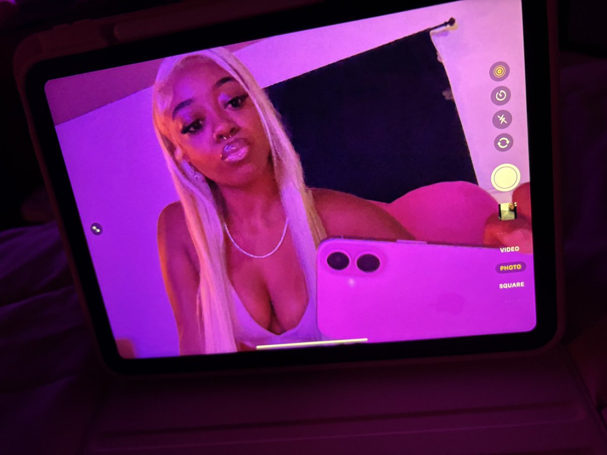 xpeachx04's tweet photo. pov: me live on LF https://t.co/bjllrDLlSQ