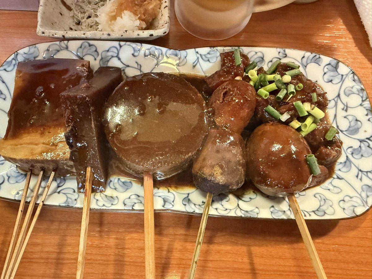 Legosw's tweet photo. 島正

どて焼き盛り合わせ
　豆腐
　こんにゃく
　大根
　里芋
　玉子
　牛すじ
串カツ　味噌味
ポテトサラダ
漬物盛り合わせ

赤味噌の味噌おでんが美味しい https://t.co/XyWpxsE8UQ