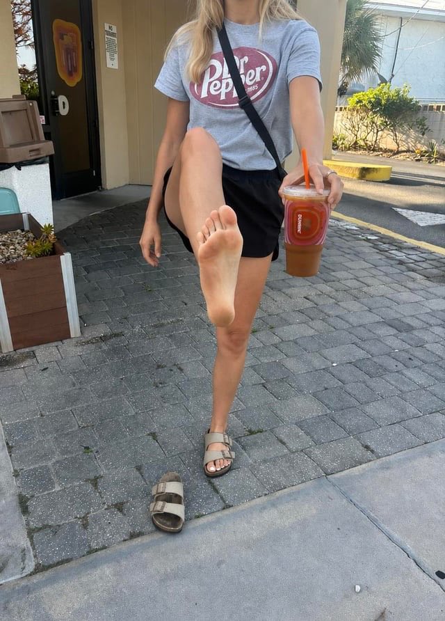 bxxbxxfeet's tweet photo. Good morning!! I love me some iced coffee. https://t.co/gE0ppoQ99p