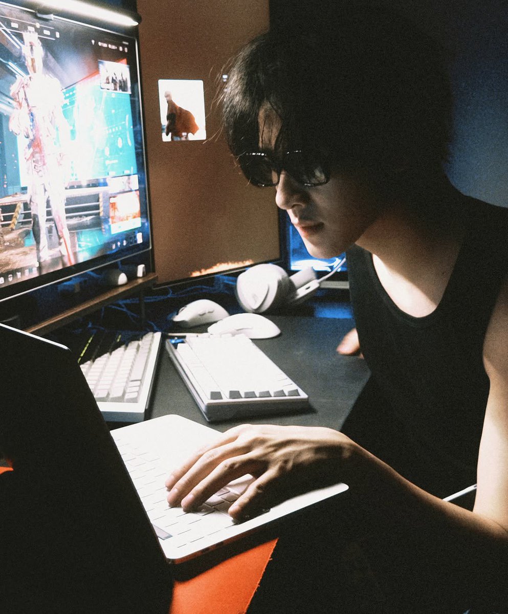 intoxuanxuan's tweet photo. zhi gege studyingg https://t.co/6FZ1i0HKjx